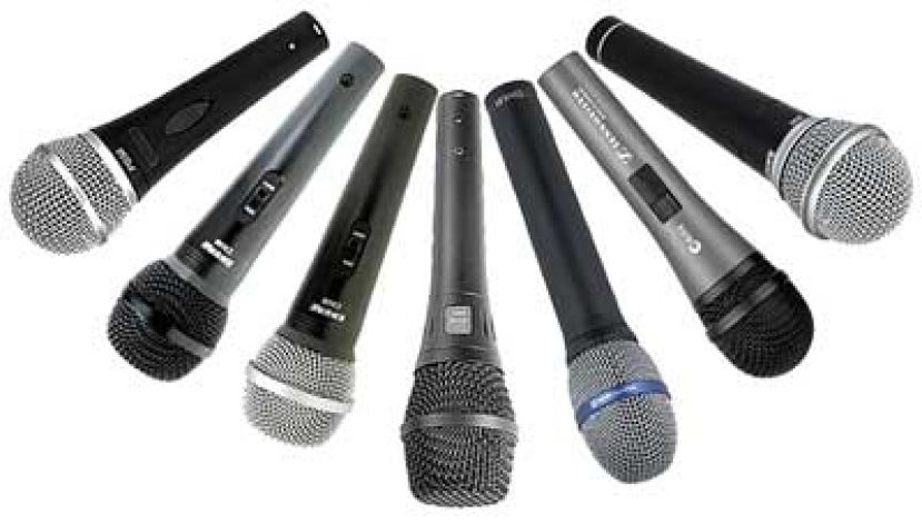 Testowanie estradowych mikrofonów dla wokalistów podczas technicznych warsztatów dla wokalistów
