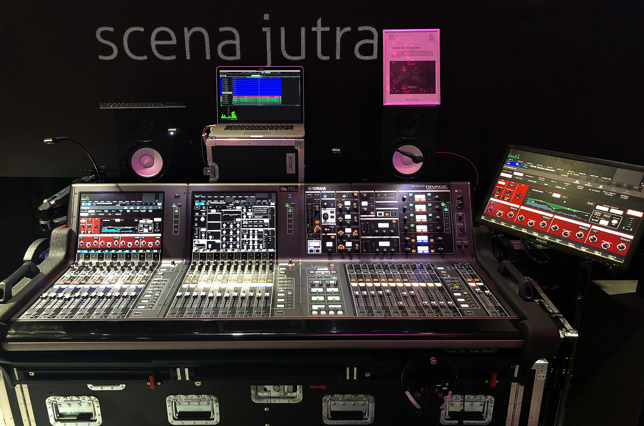 Scena Jutra 2020 wystawa Audio Plus Yamaha PM7 2200