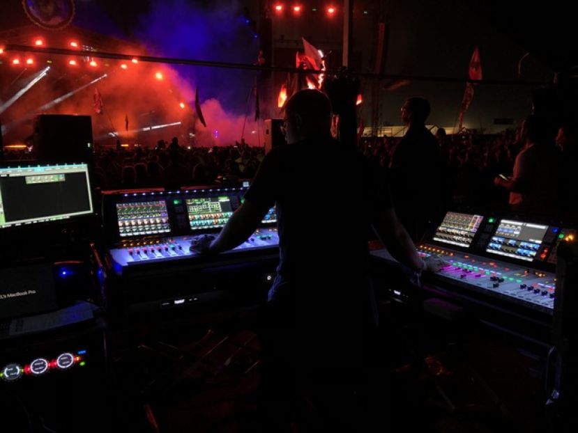 Brytyjski grime&#039;owy raper Stormzy korzysta na scenie z Soundcraft Ui24R